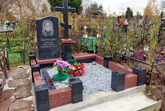 Гранитная композиция с православным крестом посередине